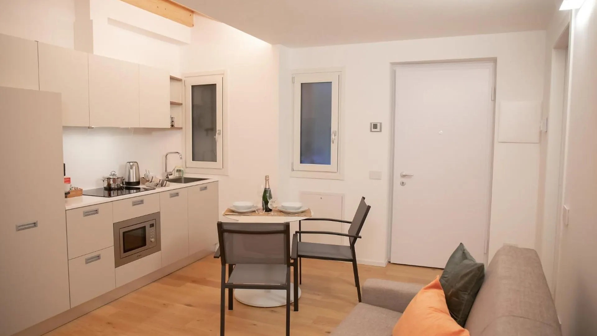 Stylish Grey Apartment - 5 Minutes From The Lake Como
