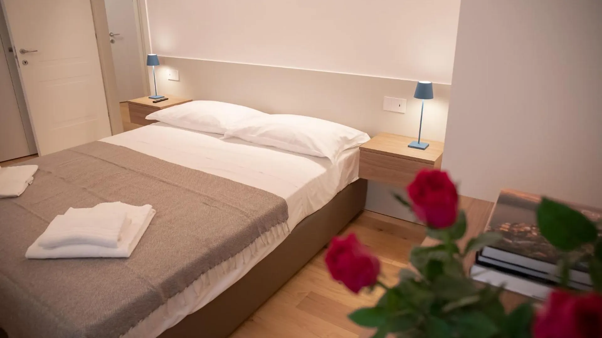 Stylish Grey Apartment - 5 Minutes From The Lake Como