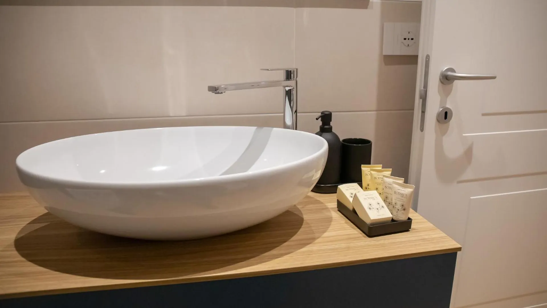 Stylish Grey Apartment - 5 Minutes From The Lake Como