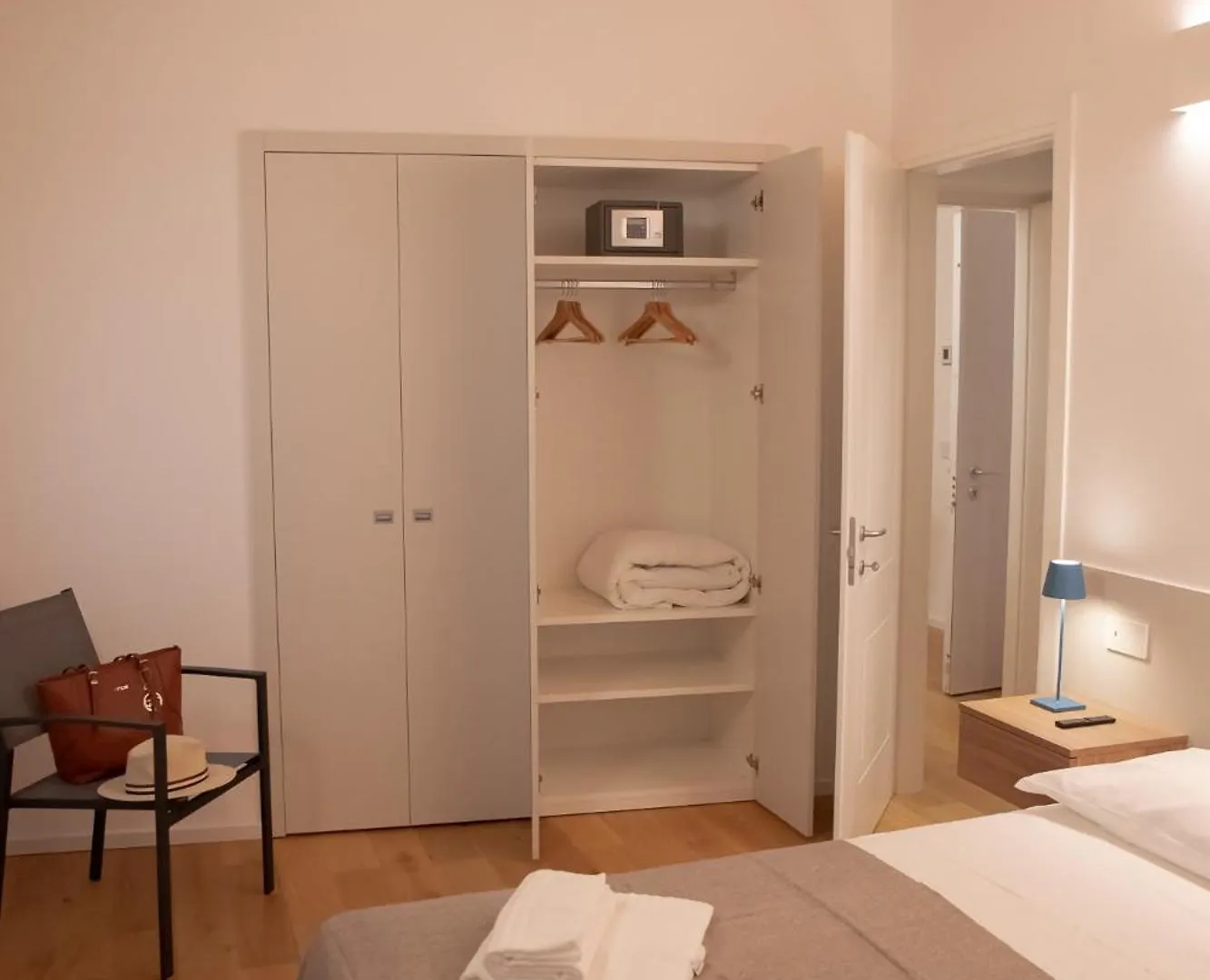 Stylish Grey Apartment - 5 Minutes From The Lake Como