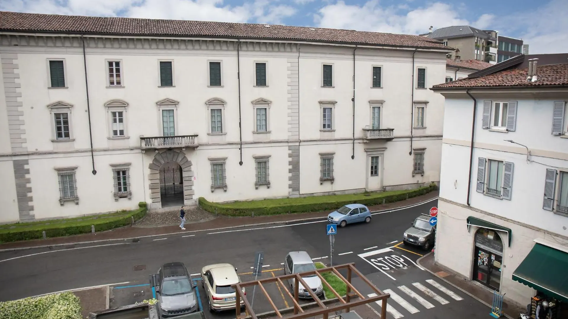 Stylish Grey Apartment - 5 Minutes From The Lake Como